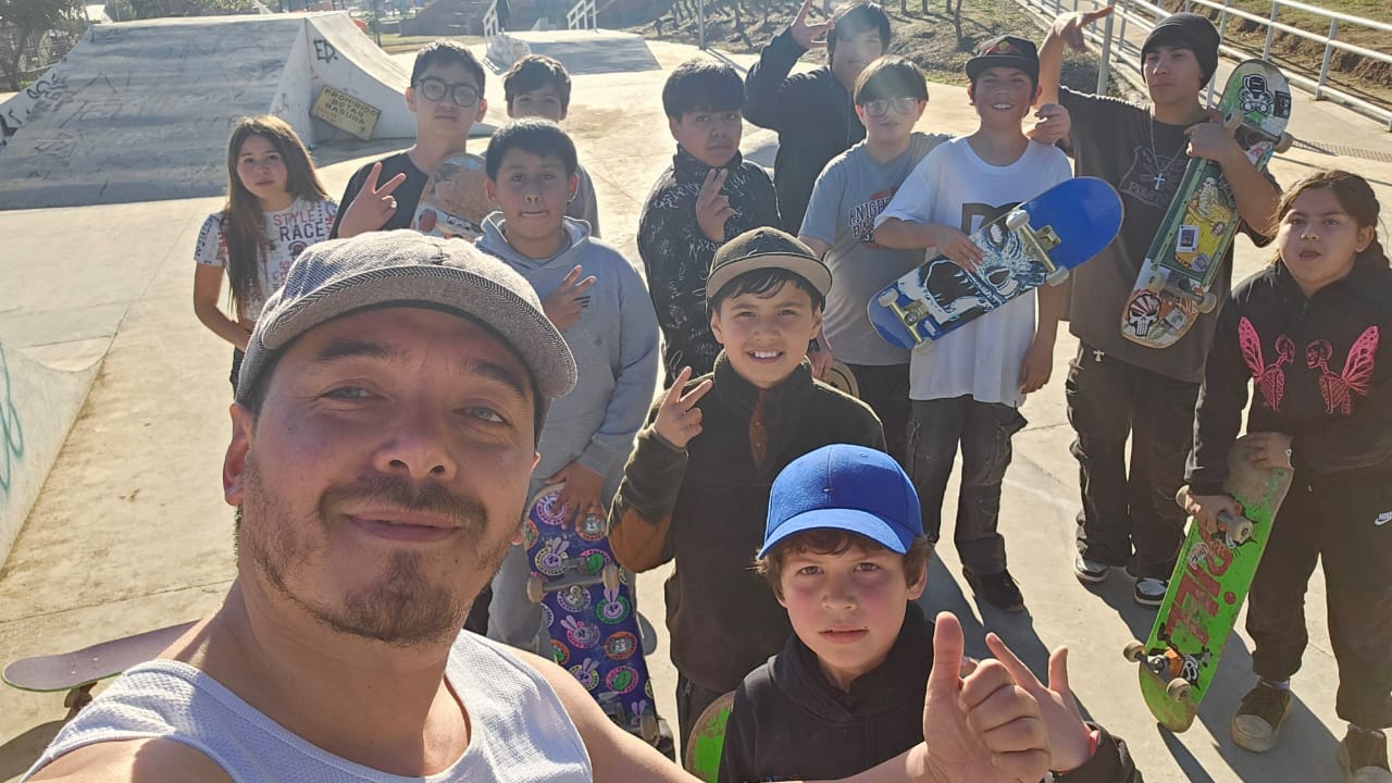 Niño aprendiendo skate